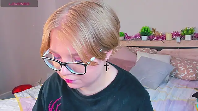 Lauraaa Smith online show from 03/04/26, 07:36