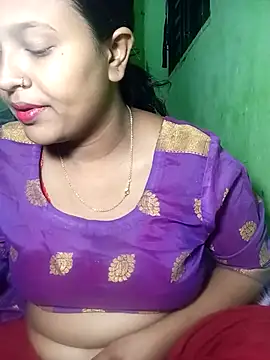 Snapshot of Romantic-Couple999 chatting on 02/19/26, 04:36 Romantic-Couple999 online show from 02/19/26, 04:36