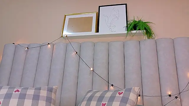 Snapshot of EmmaLou__ chatting on 02/12/26, 04:18 EmmaLou online show from 02/12/26, 04:18