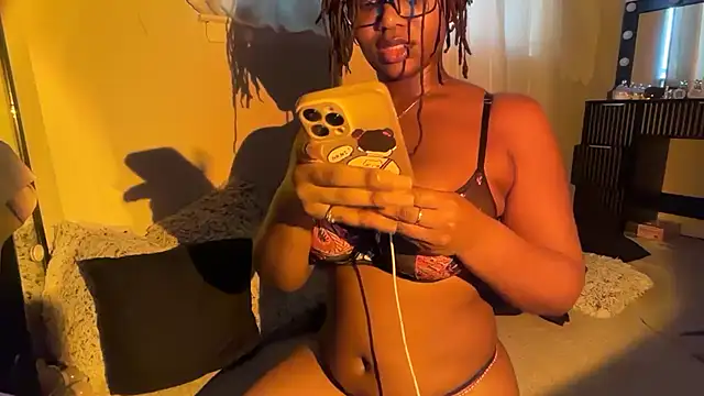 Snapshot of SunniSoles99 chatting on 02/17/26, 01:40 SunniSoles99 online show from 02/17/26, 01:40