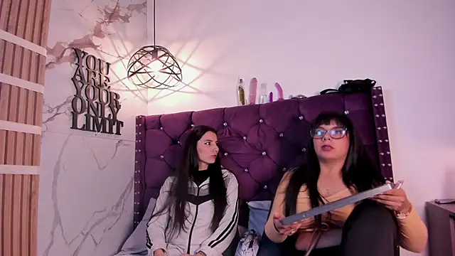 Valkiria-and-Dione online show from 02/05/26, 07:18