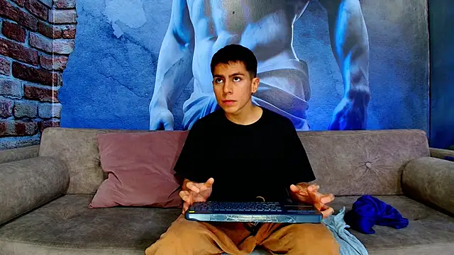 Snapshot of Aron_pulse chatting on 02/18/26, 01:29 Aron pulse online show from 02/18/26, 01:29