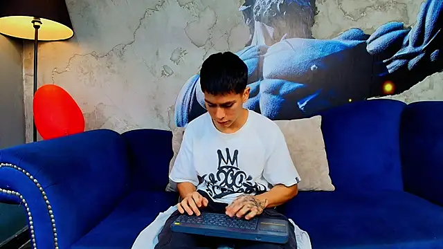 Snapshot of Aron_pulse chatting on 02/20/26, 01:33 Aron pulse online show from 02/20/26, 01:33