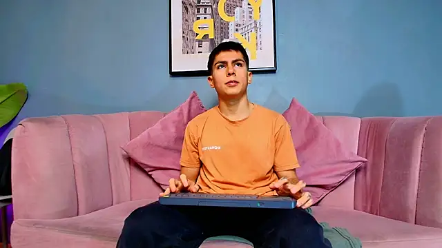 Snapshot of Aron_pulse chatting on 03/03/26, 01:17 Aron pulse online show from 03/03/26, 01:17