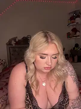 Snapshot of TwoWayT_xx chatting on 02/08/26, 12:25 TwoWayT xx online show from 02/08/26, 12:25