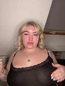 Snapshot of TwoWayT_xx chatting on 02/18/26, 10:22 TwoWayT xx online show from 02/18/26, 10:22