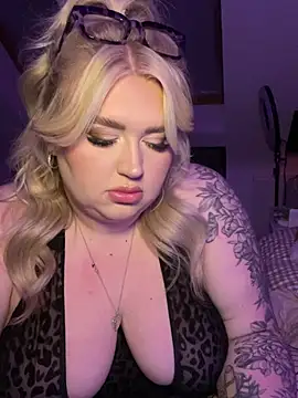 Snapshot of TwoWayT_xx chatting on 03/02/26, 04:25 TwoWayT xx online show from 03/02/26, 04:25