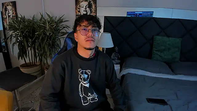 Snapshot of kai_storn chatting on 02/21/26, 11:33 kai storn online show from 02/21/26, 11:33