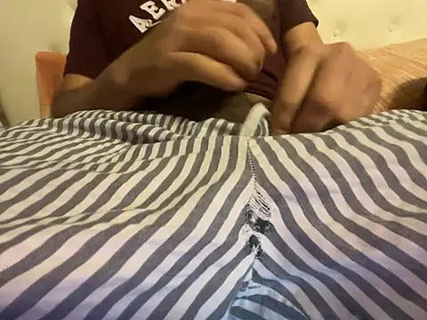 Snapshot of latinocalientehot chatting on 02/04/26, 09:53 latinocalientehot online show from 02/04/26, 09:53