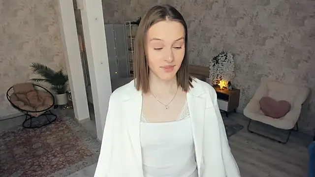 LianneBynon online show from 04/13/26, 08:53