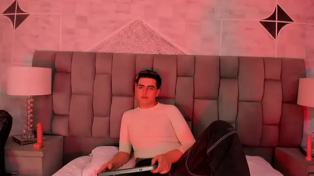 Snapshot of noahWolff_ chatting on 02/14/26, 06:32 noahWolff online show from 02/14/26, 06:32