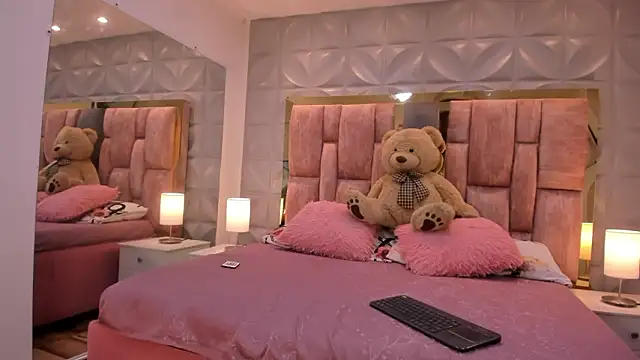 Paris Velvet online show from 03/02/26, 11:22