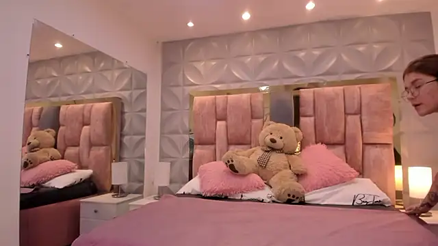 Paris Velvet online show from 03/19/26, 10:25