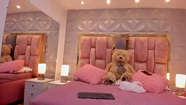 Paris Velvet online show from 03/25/26, 11:11