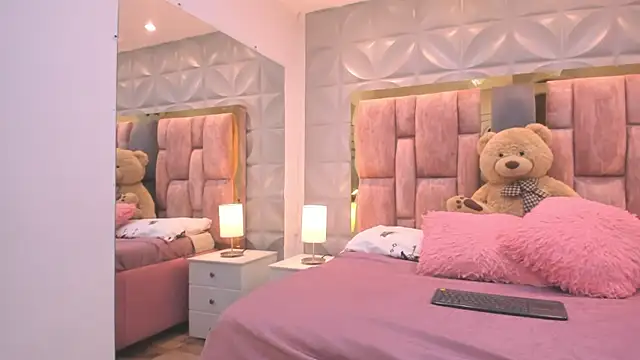 Paris Velvet online show from 04/02/26, 11:02