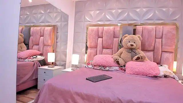 Paris Velvet online show from 04/06/26, 11:38