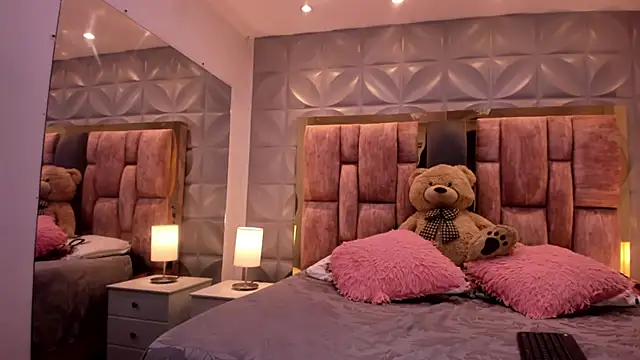 Paris Velvet online show from 04/14/26, 11:11