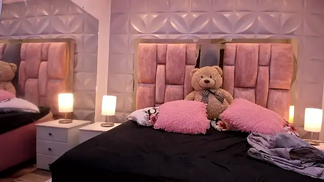 Paris Velvet online show from 04/18/26, 10:54