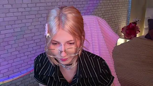 Snapshot of alicedews chatting on 02/21/26, 01:34 alicedews online show from 02/21/26, 01:34