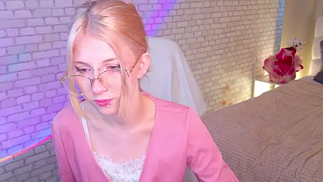 Snapshot of alicedews chatting on 02/22/26, 01:31 alicedews online show from 02/22/26, 01:31