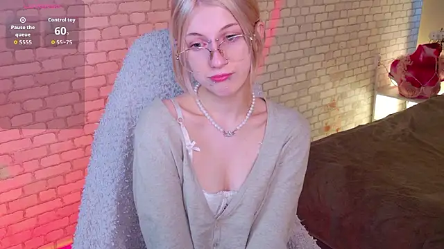 Snapshot of alicedews chatting on 02/24/26, 02:04 alicedews online show from 02/24/26, 02:04