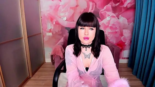 Snapshot of LuxSiren chatting on 02/23/26, 01:47 LuxSiren online show from 02/23/26, 01:47