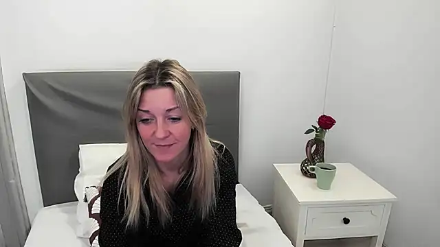 Snapshot of MileyXStar chatting on 02/04/26, 09:09 MileyXStar online show from 02/04/26, 09:09