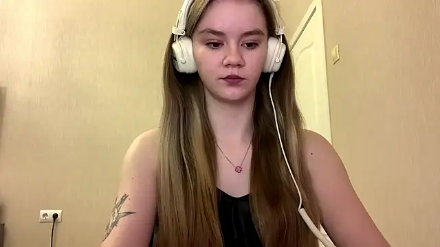 Snapshot of AgnesShy_ chatting on 02/23/26, 07:39 AgnesShy online show from 02/23/26, 07:39