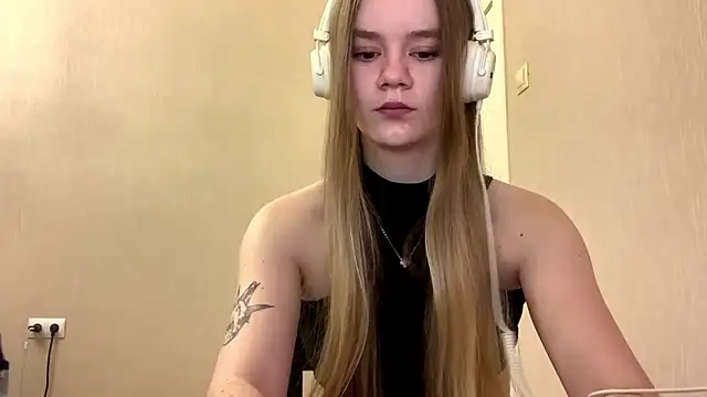 Snapshot of AgnesShy_ chatting on 03/04/26, 07:36 AgnesShy online show from 03/04/26, 07:36