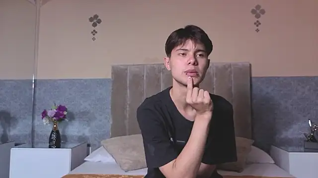 Snapshot of Derek_Sinn chatting on 02/13/26, 07:54 Derek Sinn online show from 02/13/26, 07:54