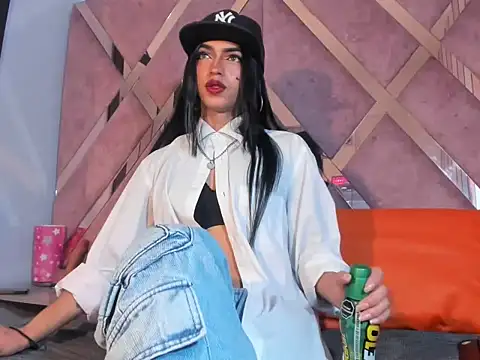 Snapshot of MeghanQueen__ chatting on 02/07/26, 03:43 MeghanQueen online show from 02/07/26, 03:43