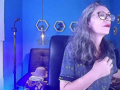 laurasofia45 online show from 02/17/26, 03:58