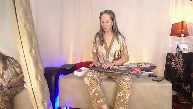 laurasofia45 online show from 06/18/26, 11:25