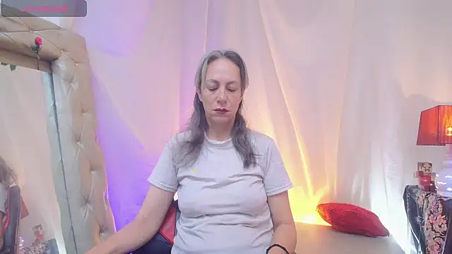laurasofia45 online show from 07/03/26, 08:10