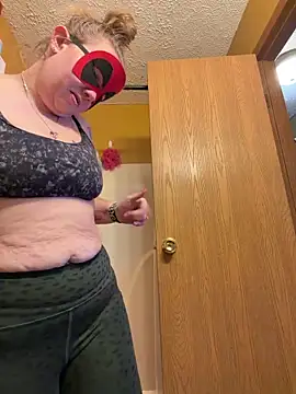 Snapshot of lickablelynn87 chatting on 02/07/26, 05:49 lickablelynn87 online show from 02/07/26, 05:49