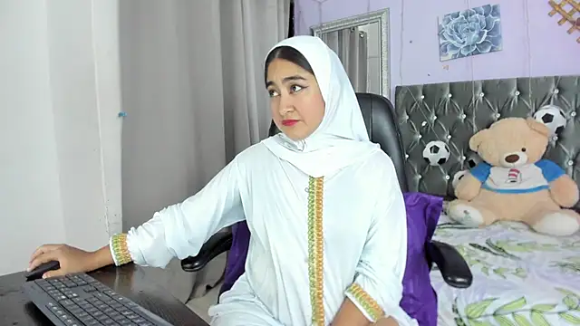 Snapshot of SamiraAwada chatting on 06/24/26, 07:35 SamiraAwada online show from 06/24/26, 07:35