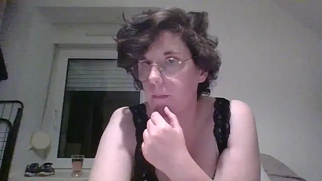 Snapshot of OIseauNoir88 chatting on 04/15/26, 07:58 OIseauNoir88 online show from 04/15/26, 07:58