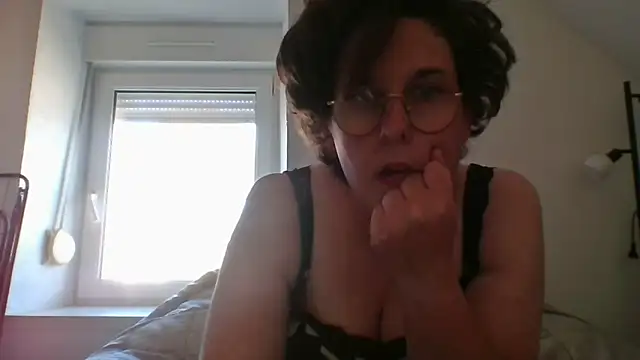 Snapshot of OIseauNoir88 chatting on 04/19/26, 02:49 OIseauNoir88 online show from 04/19/26, 02:49