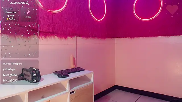 Snapshot of isabella_vogue chatting on 02/27/26, 11:10 isabella vogue online show from 02/27/26, 11:10