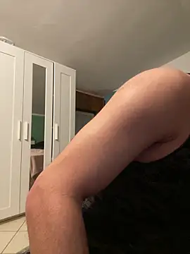 Snapshot of alessand180521 chatting on 02/14/26, 07:32 alessand180521 online show from 02/14/26, 07:32