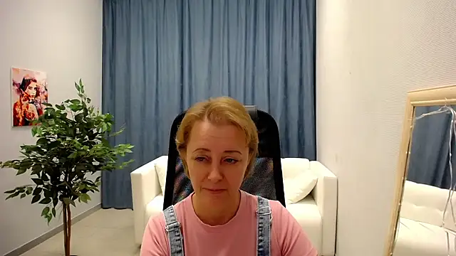 Snapshot of MONA_W chatting on 05/27/26, 11:07 MONA W online show from 05/27/26, 11:07