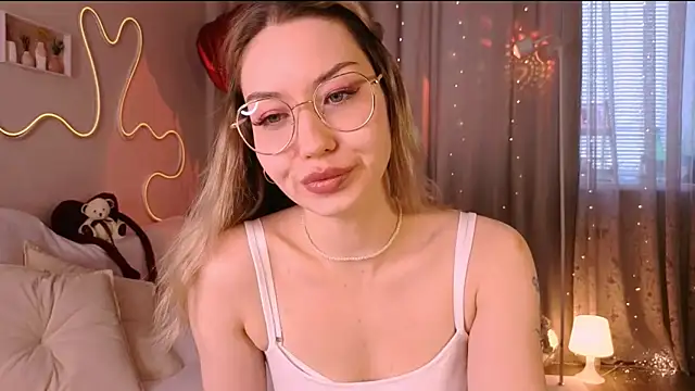 Snapshot of lusciousslily chatting on 03/04/26, 04:29 lusciousslily online show from 03/04/26, 04:29