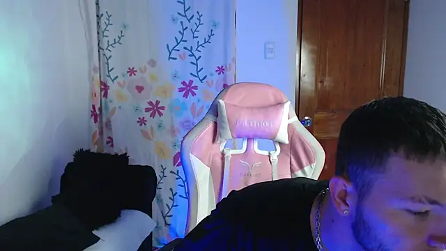 Snapshot of Ariana_Esteban07 chatting on 03/03/26, 10:32 Ariana Esteban07 online show from 03/03/26, 10:32