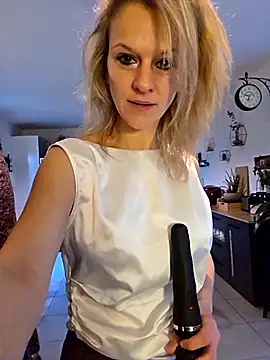 Snapshot of Couple-Kiwii-Orchidee-Boy chatting on 02/08/26, 02:31 Couple-Kiwii-Orchidee-Boy online show from 02/08/26, 02:31