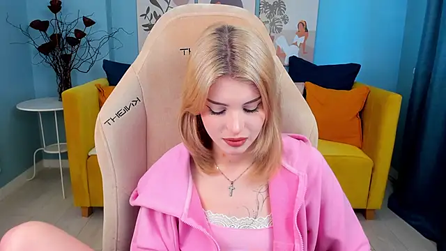 ScarletBlackwood online show from 04/21/26, 04:52