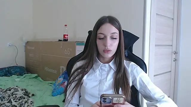 Snapshot of CutieWorm chatting on 02/18/26, 11:06 CutieWorm online show from 02/18/26, 11:06