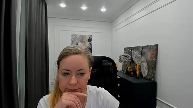 CharlotteKerti online show from 05/18/26, 11:49