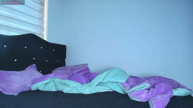 Snapshot of alys_love chatting on 02/18/26, 04:36 alys love online show from 02/18/26, 04:36