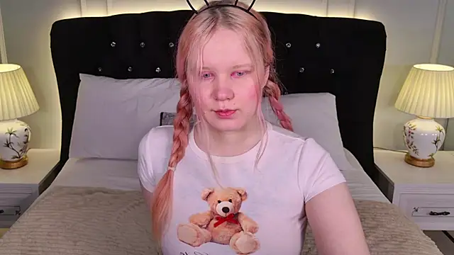 Snapshot of AnnieVibe chatting on 04/02/26, 05:32 AnnieVibe online show from 04/02/26, 05:32