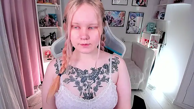 Snapshot of AnnieVibe chatting on 04/22/26, 05:36 AnnieVibe online show from 04/22/26, 05:36
